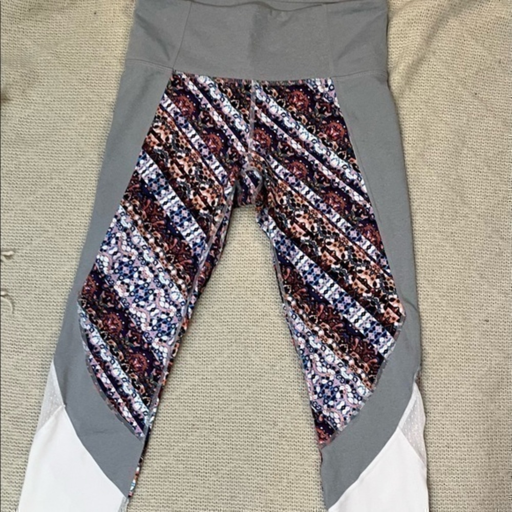Athleta Nomad Salutation leggings mesh capri size small